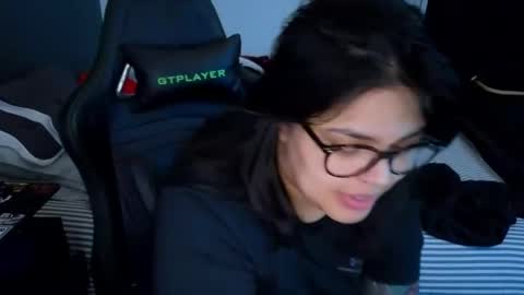 Snapshot of miacanela_xo chatting on May 5, 3:25 am Mia online show from May 5, 3:25 am