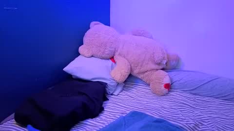 Snapshot of miacanela_xo chatting on May 19, 12:05 am Mia online show from May 19, 12:05 am
