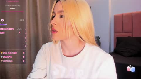 Snapshot of miacarperrlux chatting on April 21, 2:04 am MiaCarper online show from April 21, 2:04 am