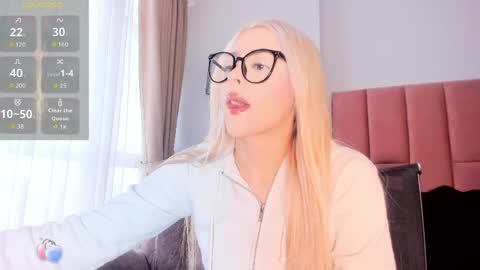 Snapshot of miacarperrlux chatting on April 27, 9:02 pm MiaCarper online show from April 27, 9:02 pm