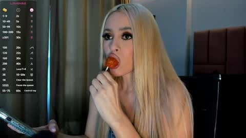Snapshot of miacarperrlux chatting on May 9, 10:15 pm MiaCarper online show from May 9, 10:15 pm