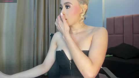 Snapshot of miacarperrlux chatting on May 11, 9:45 pm MiaCarper online show from May 11, 9:45 pm