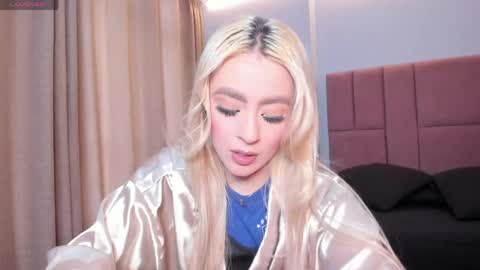 Snapshot of miacarperrlux chatting on May 29, 9:24 pm MiaCarper online show from May 29, 9:24 pm