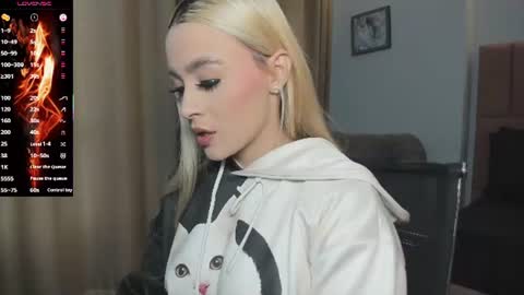 Snapshot of miacarperrlux chatting on June 9, 9:26 pm MiaCarper online show from June 9, 9:26 pm