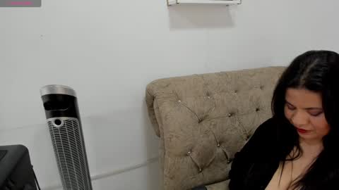 Snapshot of miah_bigboobs chatting on January 18, 11:54 am Miah Collins online show from January 18, 11:54 am