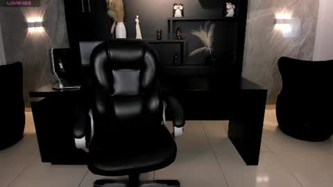 Snapshot of mialaurence_ chatting on June 16, 7:27 pm Call me Mia online show from June 16, 7:27 pm