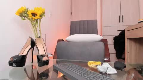 Snapshot of mialenox chatting on May 16, 9:13 pm Mia Lenox online show from May 16, 9:13 pm