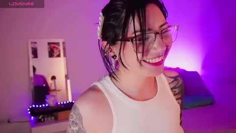 Snapshot of miami_18_ chatting on February 15, 1:35 am Lili online show from February 15, 1:35 am