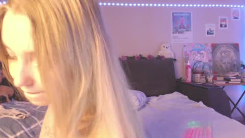 Snapshot of miamiameow chatting on December 20, 6:56 pm Mia online show from December 20, 6:56 pm