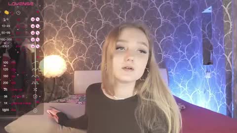 Mia online show from April 19, 1:32 pm