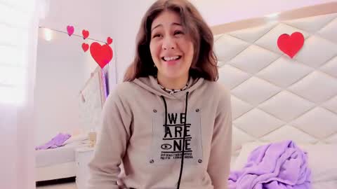 Snapshot of miaqueen021 chatting on February 14, 6:40 pm Sweetie Mia online show from February 14, 6:40 pm