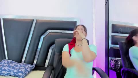 Snapshot of miaqueen021 chatting on February 21, 9:43 pm Sweetie Mia online show from February 21, 9:43 pm