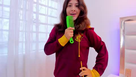 Snapshot of miaqueen021 chatting on February 24, 12:37 pm Sweetie Mia online show from February 24, 12:37 pm