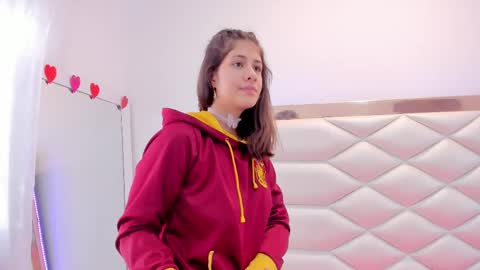 Snapshot of miaqueen021 chatting on February 24, 6:58 pm Sweetie Mia online show from February 24, 6:58 pm