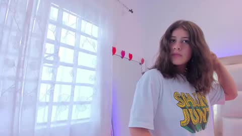 Snapshot of miaqueen021 chatting on March 1, 6:32 pm Sweetie Mia online show from March 1, 6:32 pm