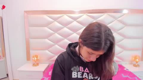 Snapshot of miaqueen021 chatting on March 11, 12:28 pm Sweetie Mia online show from March 11, 12:28 pm