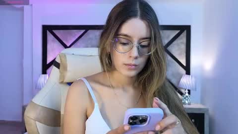 Mia online show from March 16, 7:07 pm