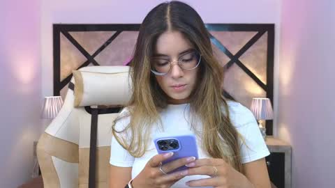 Snapshot of miasilverr chatting on May 20, 7:09 pm Mia online show from May 20, 7:09 pm