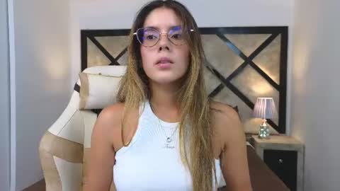 Snapshot of miasilverr chatting on June 16, 9:28 pm Mia online show from June 16, 9:28 pm