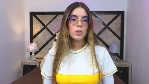 Snapshot of miasilverr chatting on June 17, 8:10 pm Mia online show from June 17, 8:10 pm
