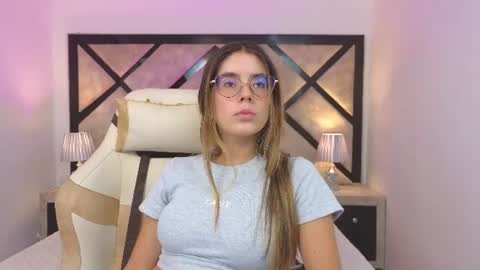 Snapshot of miasilverr chatting on June 19, 8:01 pm Mia online show from June 19, 8:01 pm