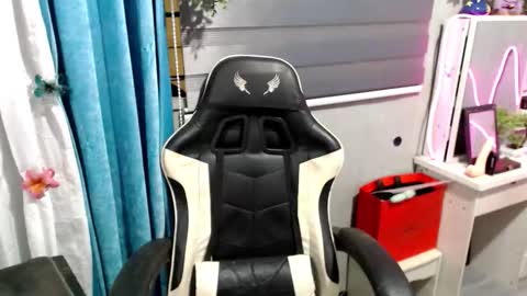 Mia online show from December 19, 11:39 am