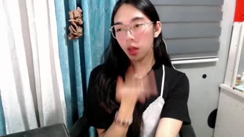 Mia online show from April 2, 6:05 pm