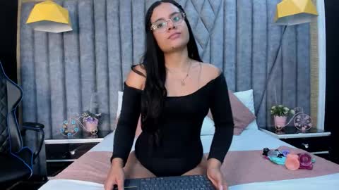 Mia online show from October 16, 7:15 pm