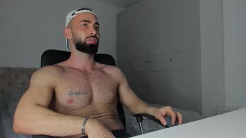 MichaelEvansx online show from February 14, 8:38 pm