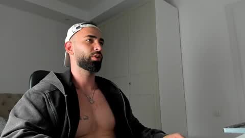 MichaelEvansx online show from April 7, 9:37 pm