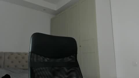 MichaelEvansx online show from April 16, 9:39 pm