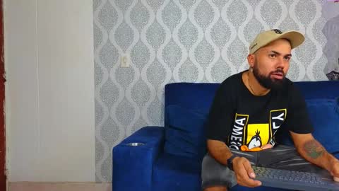 Snapshot of michaell_twink chatting on February 18, 1:21 am Michaell online show from February 18, 1:21 am