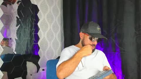 Snapshot of michaell_twink chatting on February 25, 4:24 am Michaell online show from February 25, 4:24 am