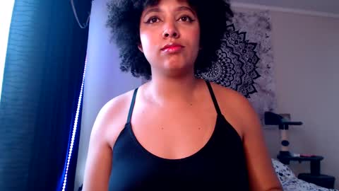 Snapshot of michell_bling chatting on February 4, 10:13 pm Michi online show from February 4, 10:13 pm