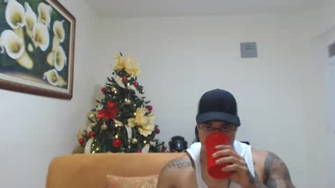 Snapshot of michelle_allen0104 chatting on December 3, 8:27 am michelle_allen0104 online show from December 3, 8:27 am