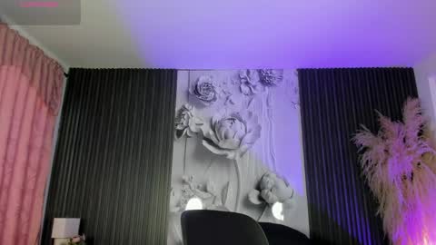 Snapshot of michellepreston_ chatting on April 23, 12:04 pm michellepreston_ online show from April 23, 12:04 pm
