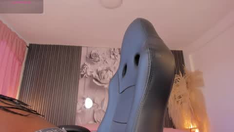Snapshot of michellepreston_ chatting on June 2, 12:18 pm michellepreston_ online show from June 2, 12:18 pm