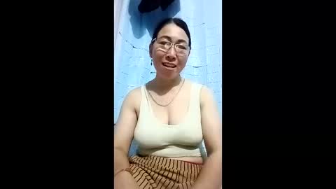 Snapshot of mickye00 chatting on April 19, 8:11 pm Miky online show from April 19, 8:11 pm