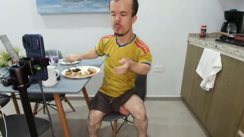 Snapshot of midgettripod1 chatting on July 24, 5:00 pm Aaron online show from July 24, 5:00 pm