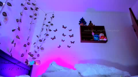 Snapshot of midnight_angell chatting on December 11, 3:35 am       online show from December 11, 3:35 am