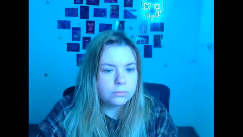Snapshot of midnightmariana chatting on April 27, 5:16 am Mariana online show from April 27, 5:16 am