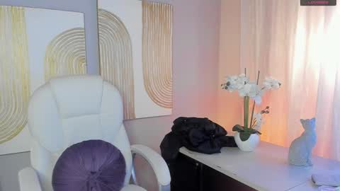 Snapshot of mihailleroy chatting on December 6, 10:19 pm MIHAIL LEROY finally independent model online show from December 6, 10:19 pm