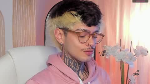 Snapshot of mihailleroy chatting on December 10, 9:11 pm MIHAIL LEROY finally independent model online show from December 10, 9:11 pm