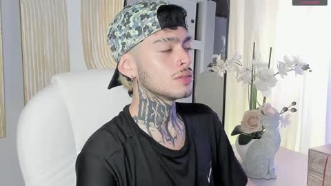 Snapshot of mihailleroy chatting on December 23, 9:29 pm MIHAIL LEROY finally independent model online show from December 23, 9:29 pm