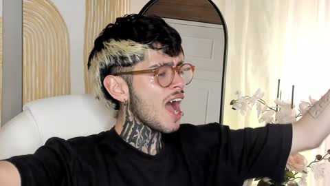 Snapshot of mihailleroy chatting on January 9, 1:50 am MIHAIL LEROY finally independent model online show from January 9, 1:50 am