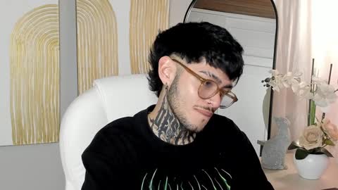 Snapshot of mihailleroy chatting on January 21, 11:24 pm MIHAIL LEROY finally independent model online show from January 21, 11:24 pm