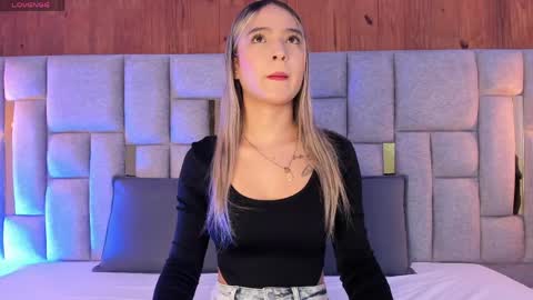 Snapshot of miia_reeves_ chatting on April 28, 11:26 am Mia online show from April 28, 11:26 am
