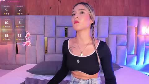 Snapshot of miia_reeves_ chatting on May 1, 11:26 am Mia online show from May 1, 11:26 am