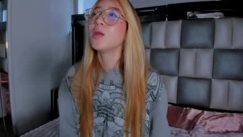 Snapshot of miia_spencer chatting on May 27, 2:03 pm Mia online show from May 27, 2:03 pm