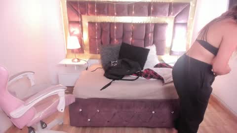 Snapshot of miia_thompson_1 chatting on January 7, 9:40 am M I I A online show from January 7, 9:40 am